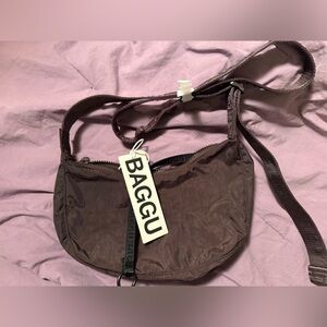 CHOCOLATE PLUM NWT BAGGU small crescent
